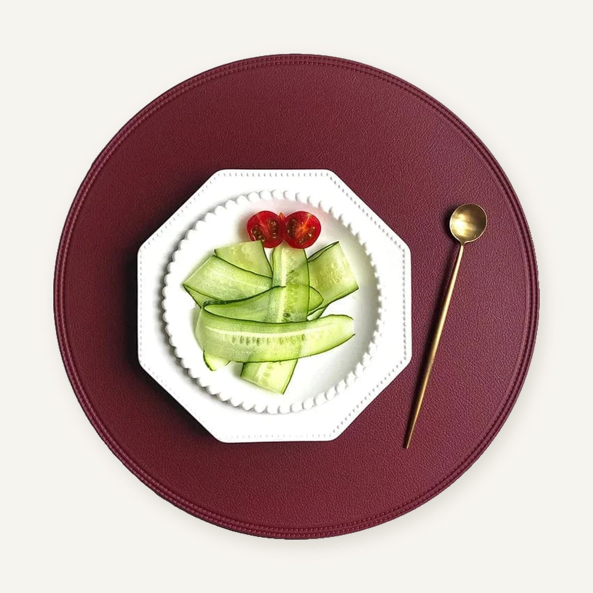 Set de table rond coloré sur fond beige