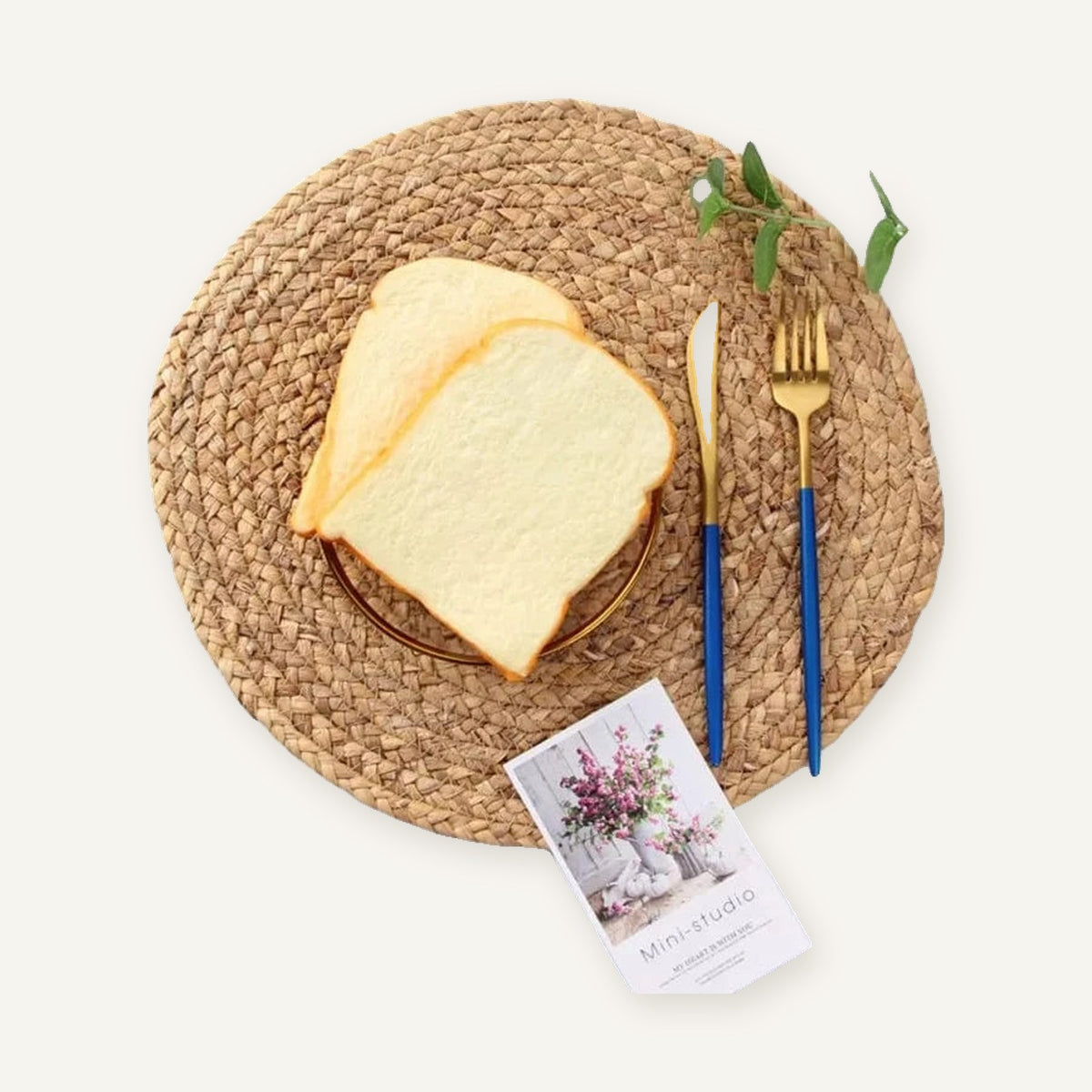 Set de table osier rond sur fond beige