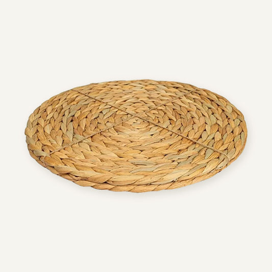 Set de table rond en paille sur fond beige