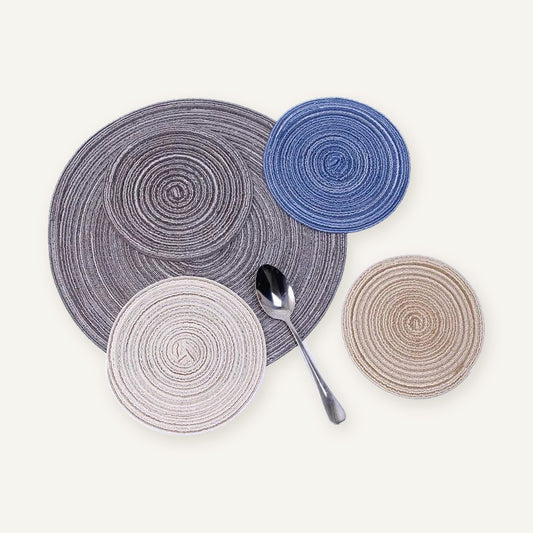 Set de table bleu rond sur fond beige