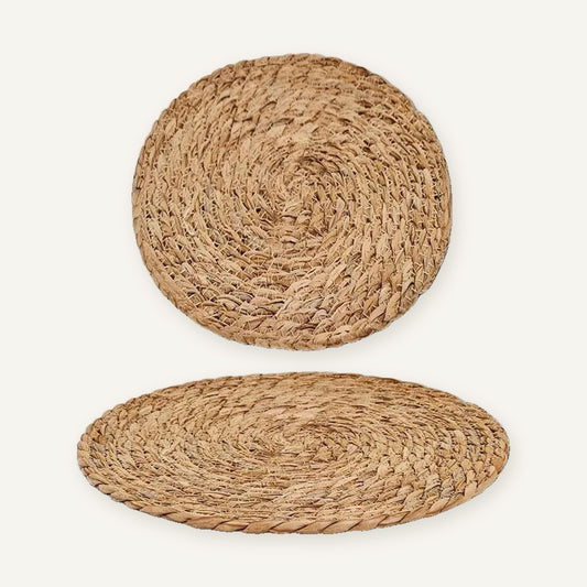 Set de table en osier rond sur fond beige