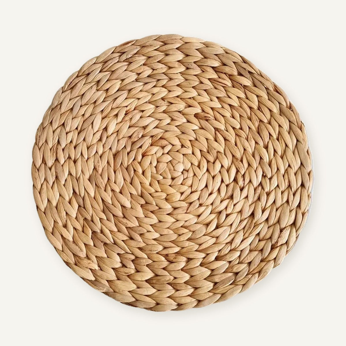 Set de table paille rond sur fond beige