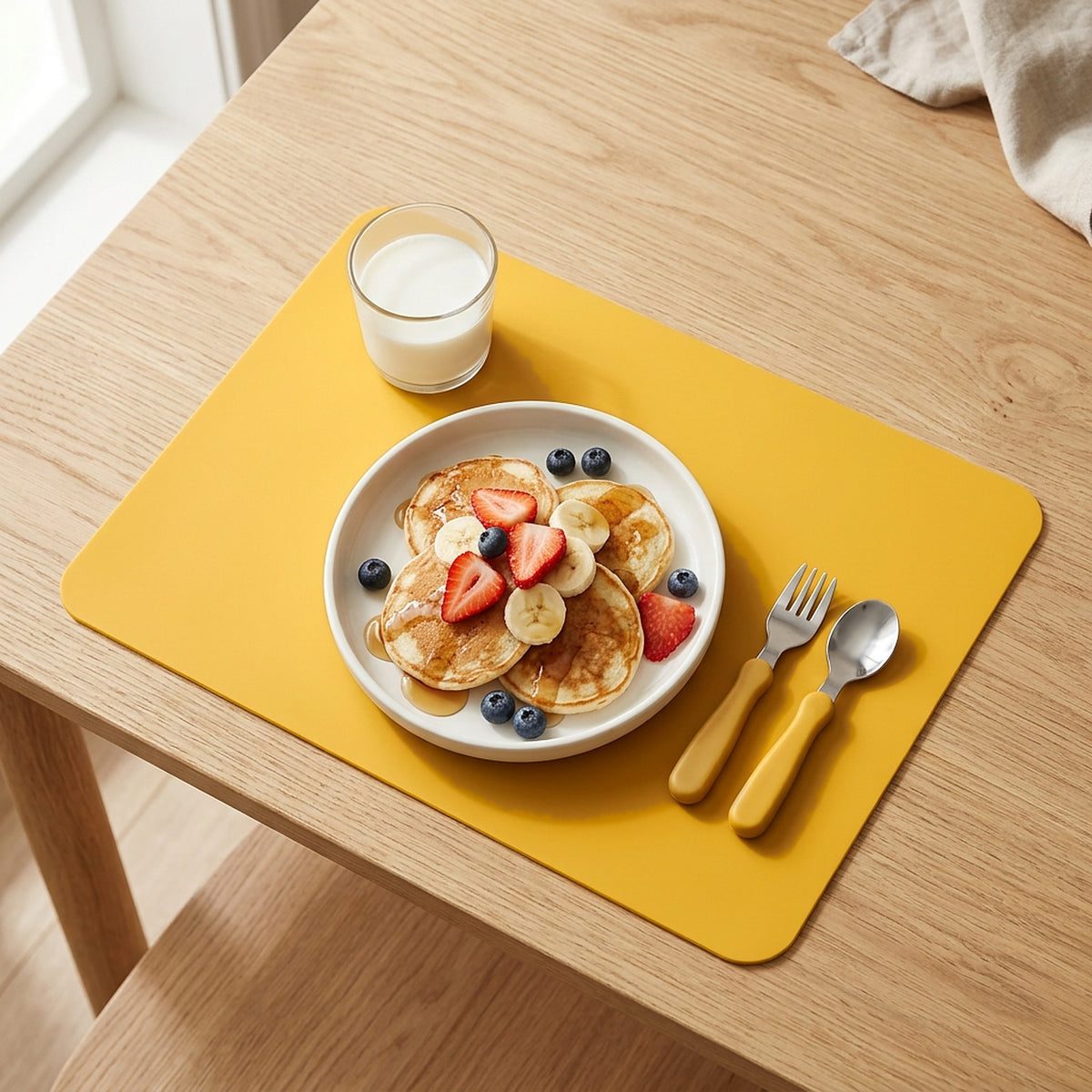 Set de table enfant en silicone jaune avec pancakes et couverts enfant