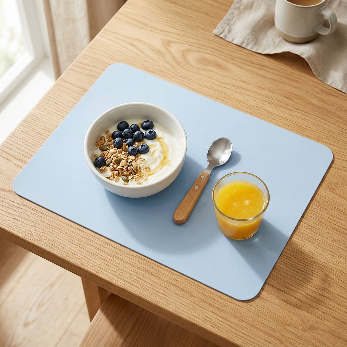 Set de table enfant en silicone bleu avec bol de yaourt et jus d'orange