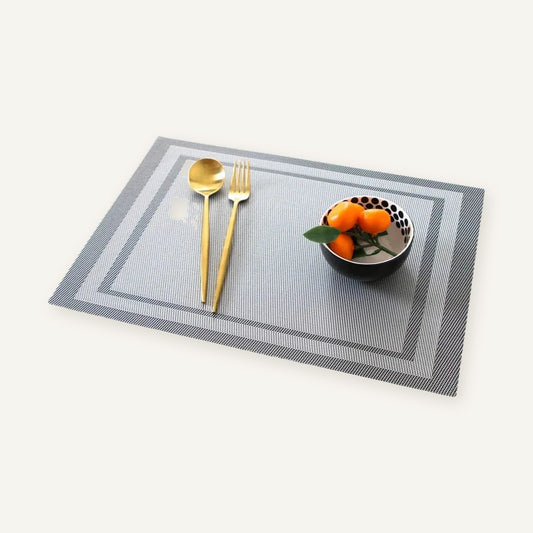 Set de table plastifié rectangulaire | Gris lavable sur fond beige