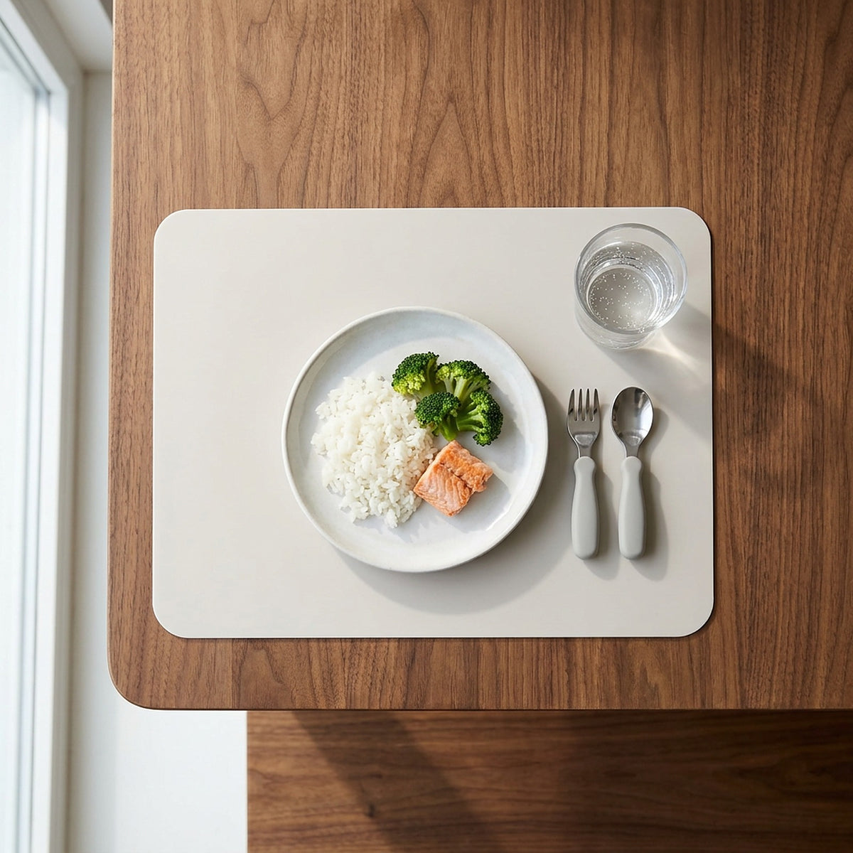 Set de table enfant en silicone gris clair avec riz, saumon et brocolis