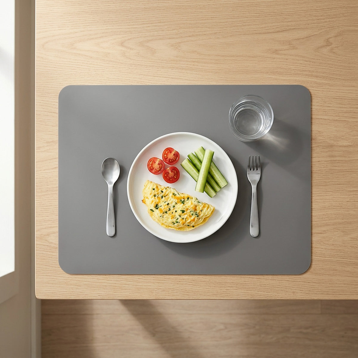 Set de table enfant en silicone gris foncé avec omelette et crudités