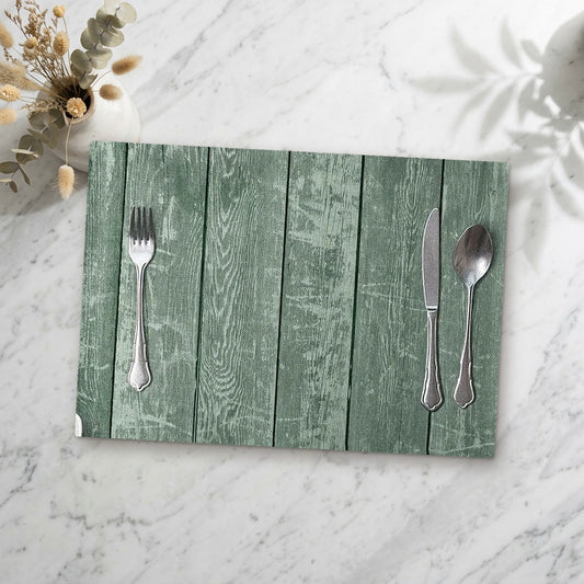 Set de table imitation bois posé sur une table en marbre