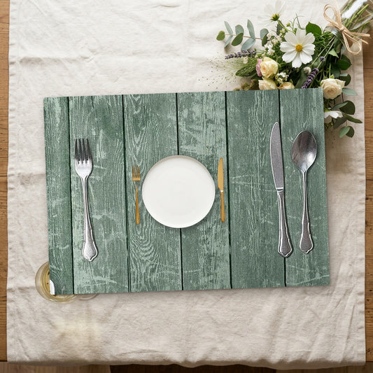 Set de table imitation bois avec assiette sur une nappe en lin