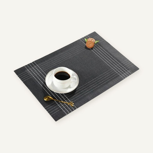 Set de table blanc pvc design | Stries sur fond beige