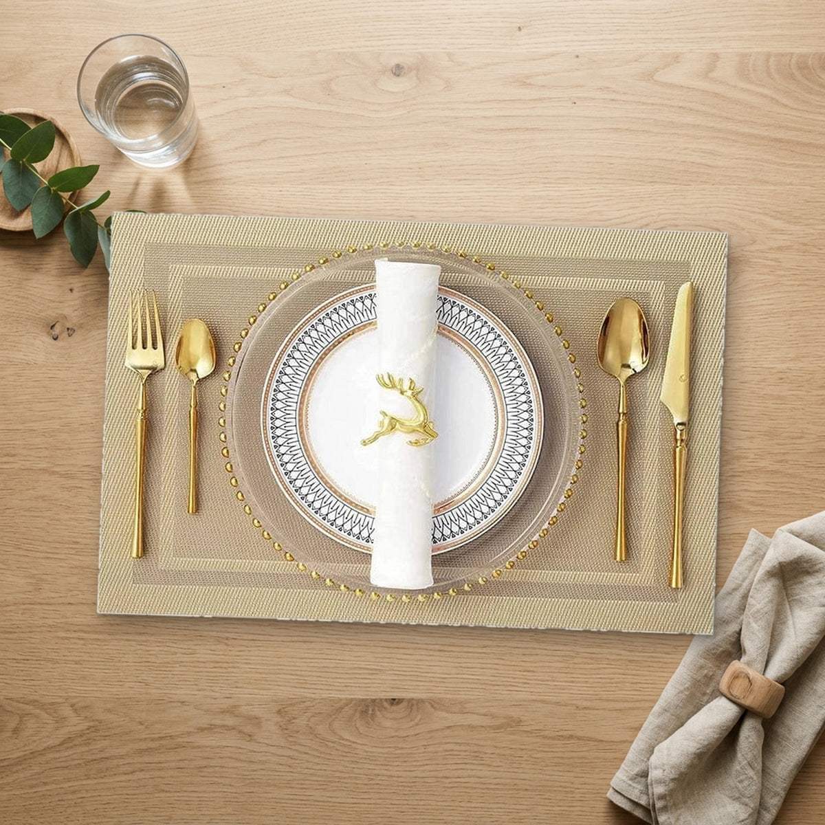 Set de table plastique Noël dressé sur une table en chêne