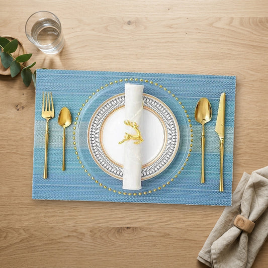 Set de table plastique bleu dressé sur une table en chêne
