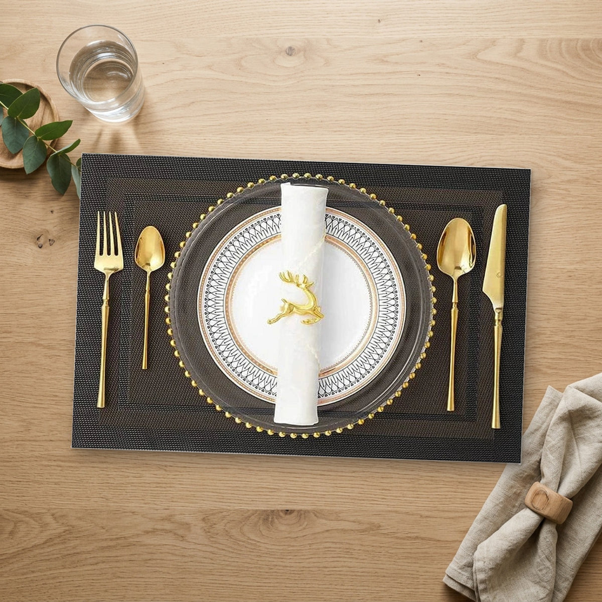 Set de table plastique noir dressé sur une table en chêne