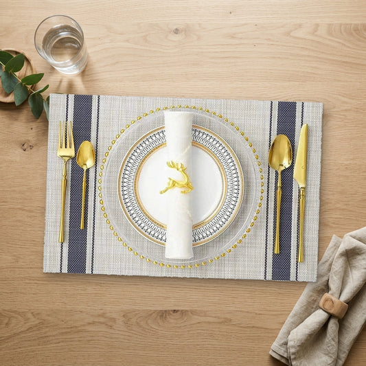 Set de table plastique dressé sur une table en chêne
