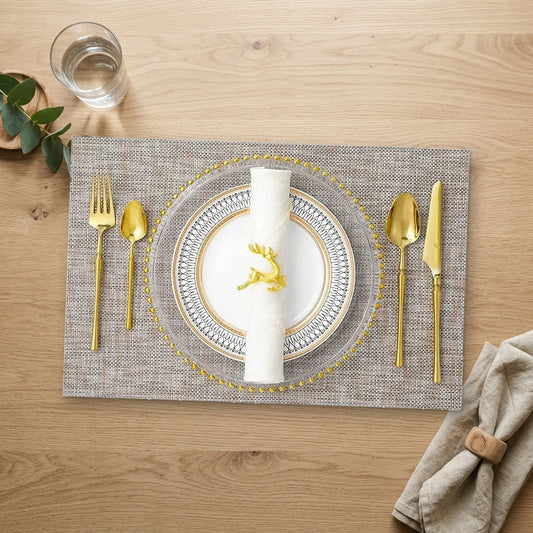 Set de table plastique dressé sur une table en chêne