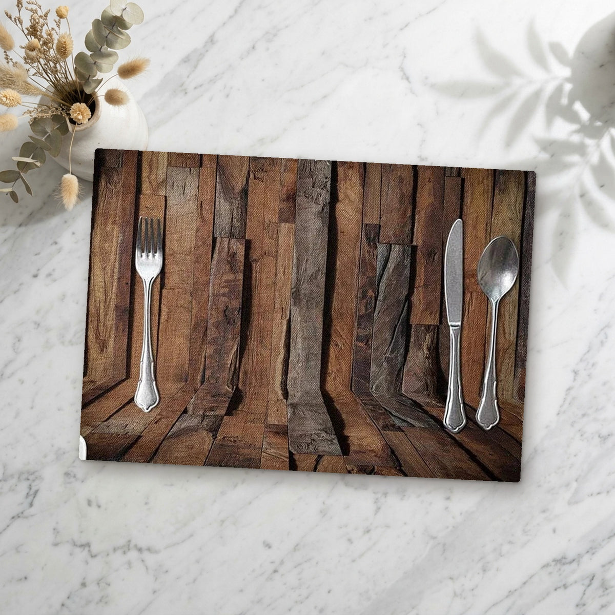 Set de table aspect bois posé sur une table en marbre