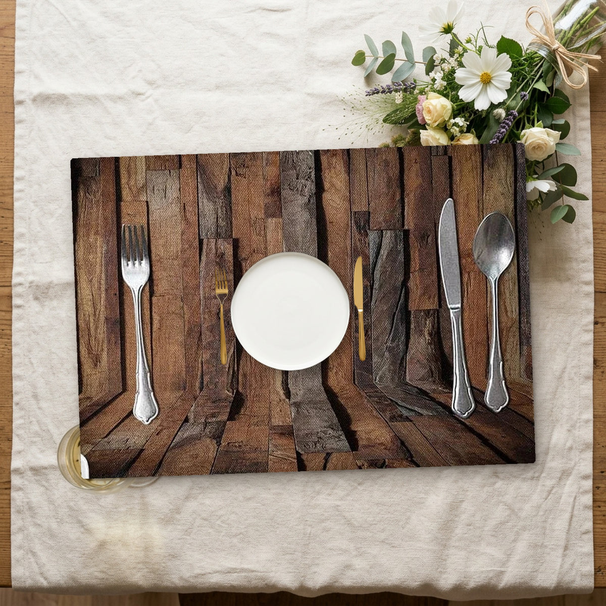 Set de table aspect bois avec assiette sur une nappe en lin