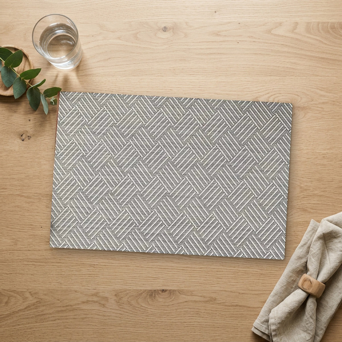 Set de table rectangulaire argenté sur une table en bois