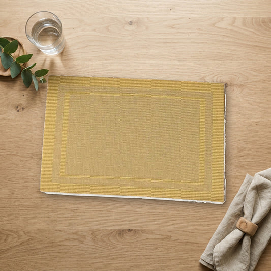 Set de table rectangulaire doré sur une table en bois