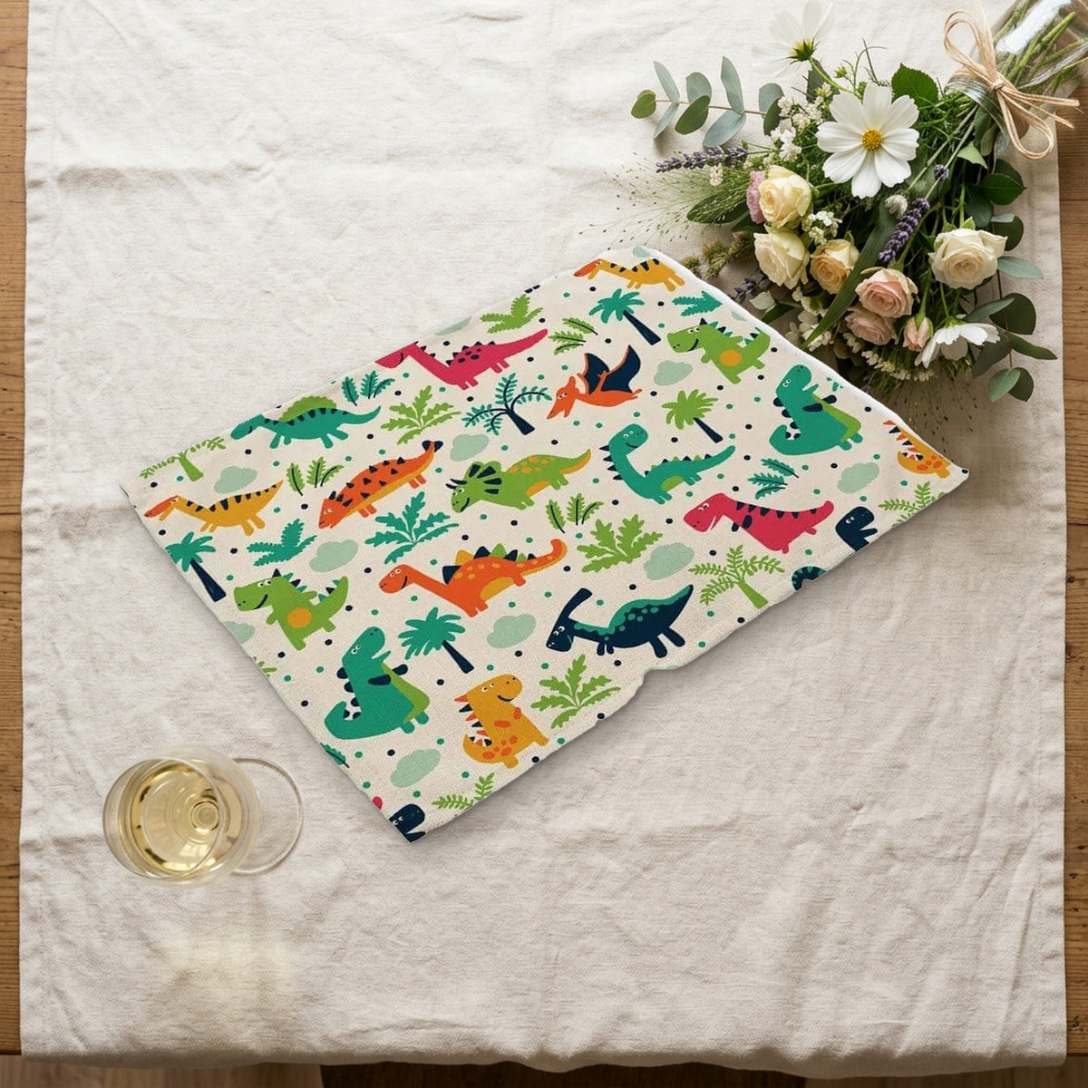 Grand set de table enfant sur une nappe en lin