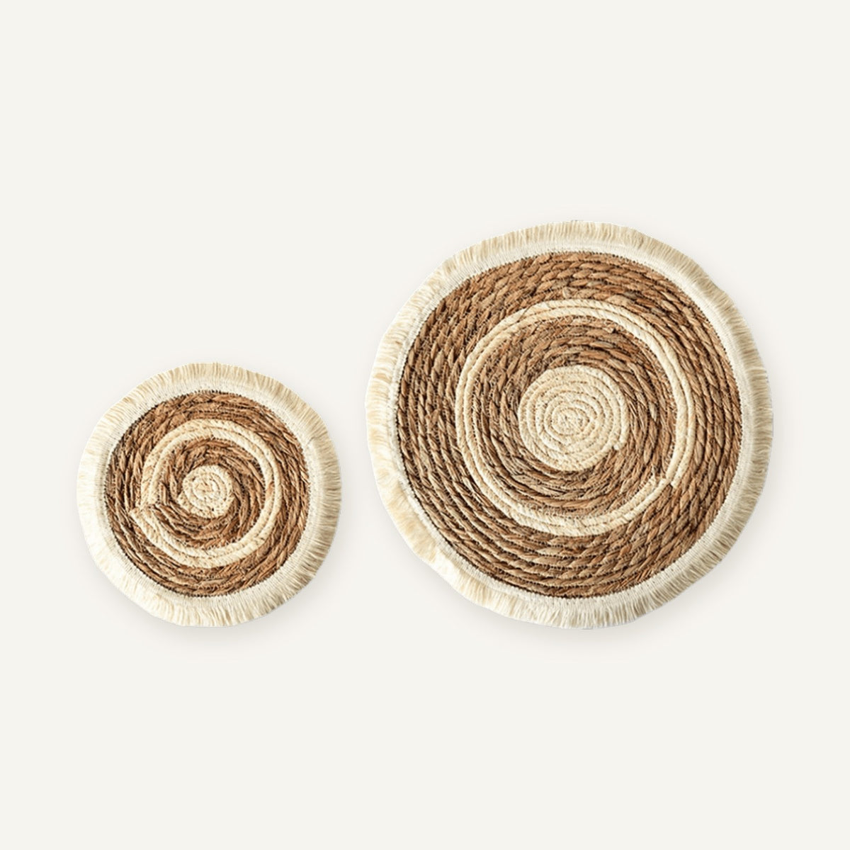 Set de table paille tressée | Franges blanches sur fond beige