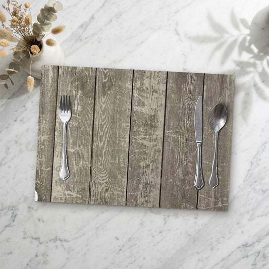 set de table bois clair posé sur une table en marbre