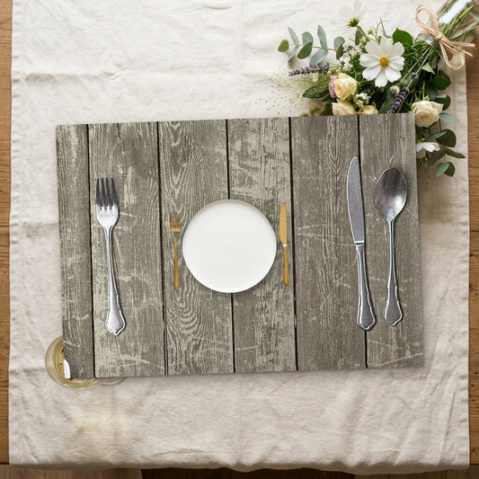 set de table bois clair avec assiette sur une nappe en lin