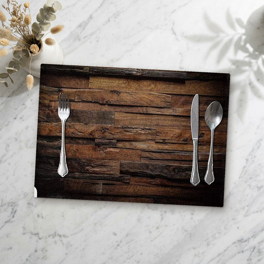 set de table bois foncé posé sur une table en marbre