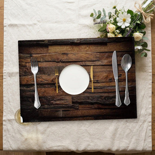 set de table bois foncé avec assiette sur une nappe en lin