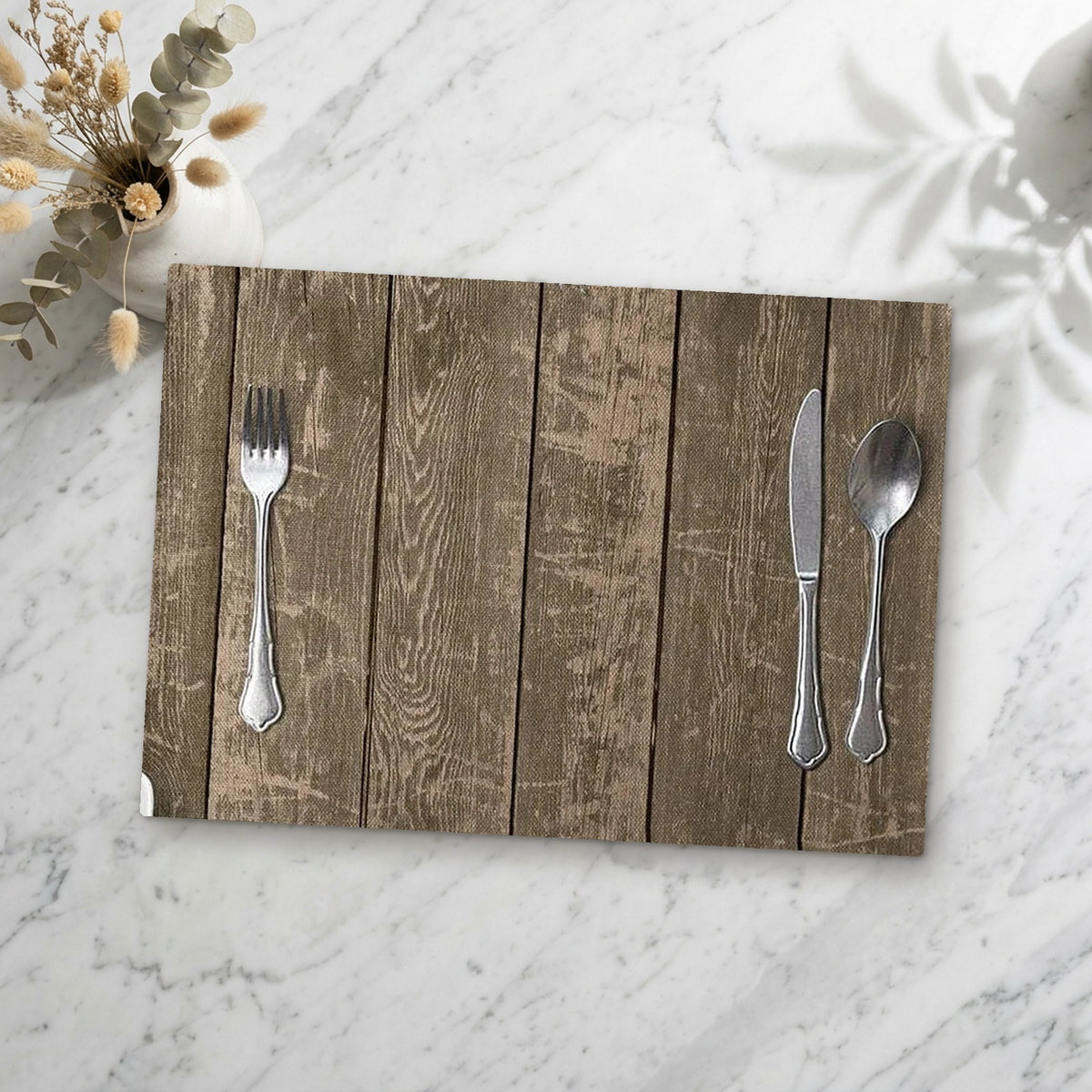 set de table style bois posé sur une table en marbre