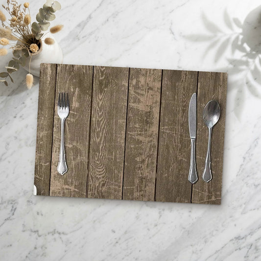 set de table style bois posé sur une table en marbre