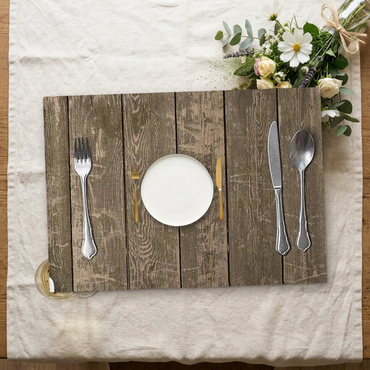 set de table style bois avec assiette sur une nappe en lin