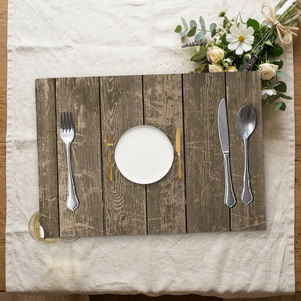 set de table style bois avec assiette sur une nappe en lin