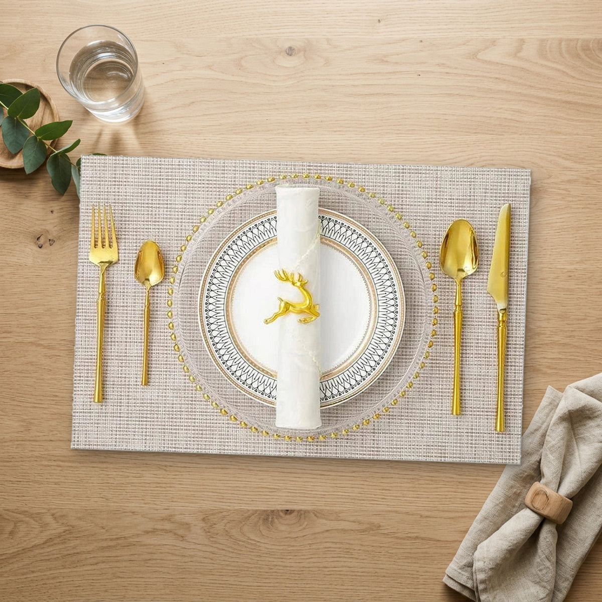 Set de table beige plastique dressé sur une table en chêne