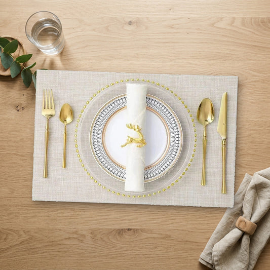 Set de table blanc plastique dressé sur une table en chêne