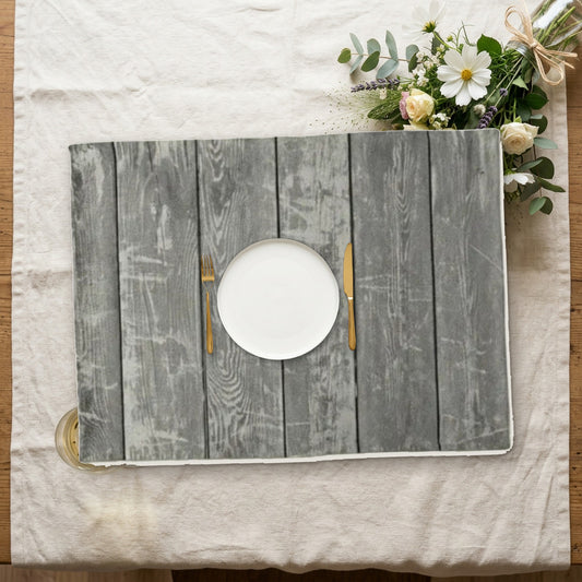 Set de table bois design avec assiette sur une nappe en lin