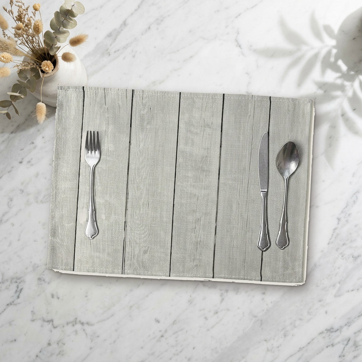 Set de table bois et blanc posé sur une table en marbre