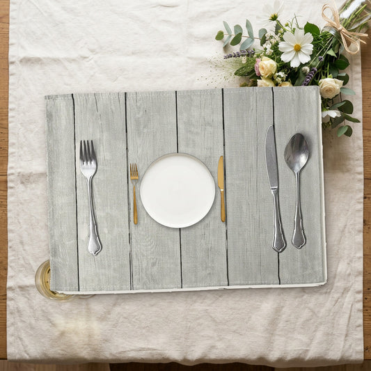Set de table bois et blanc avec assiette sur une nappe en lin