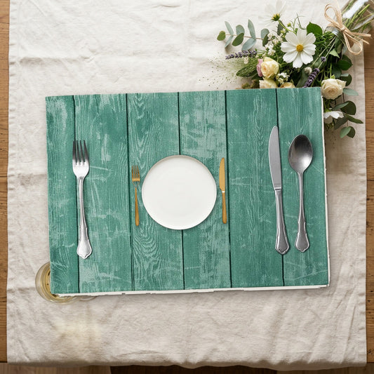 Set de table bois exotique avec assiette sur une nappe en lin