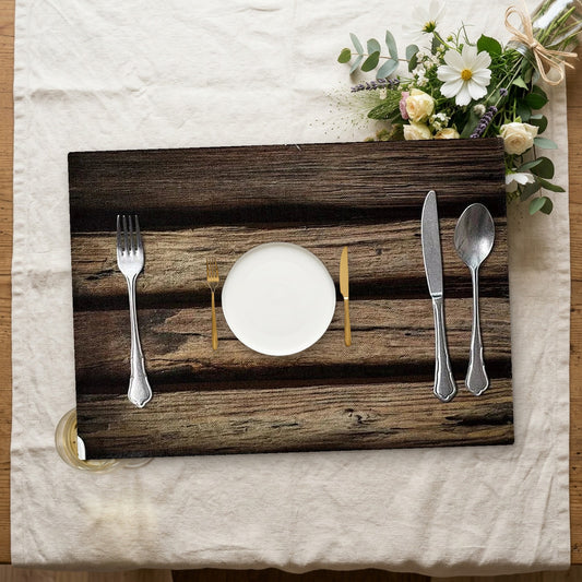 Set de table bois noir avec assiette sur une nappe en lin