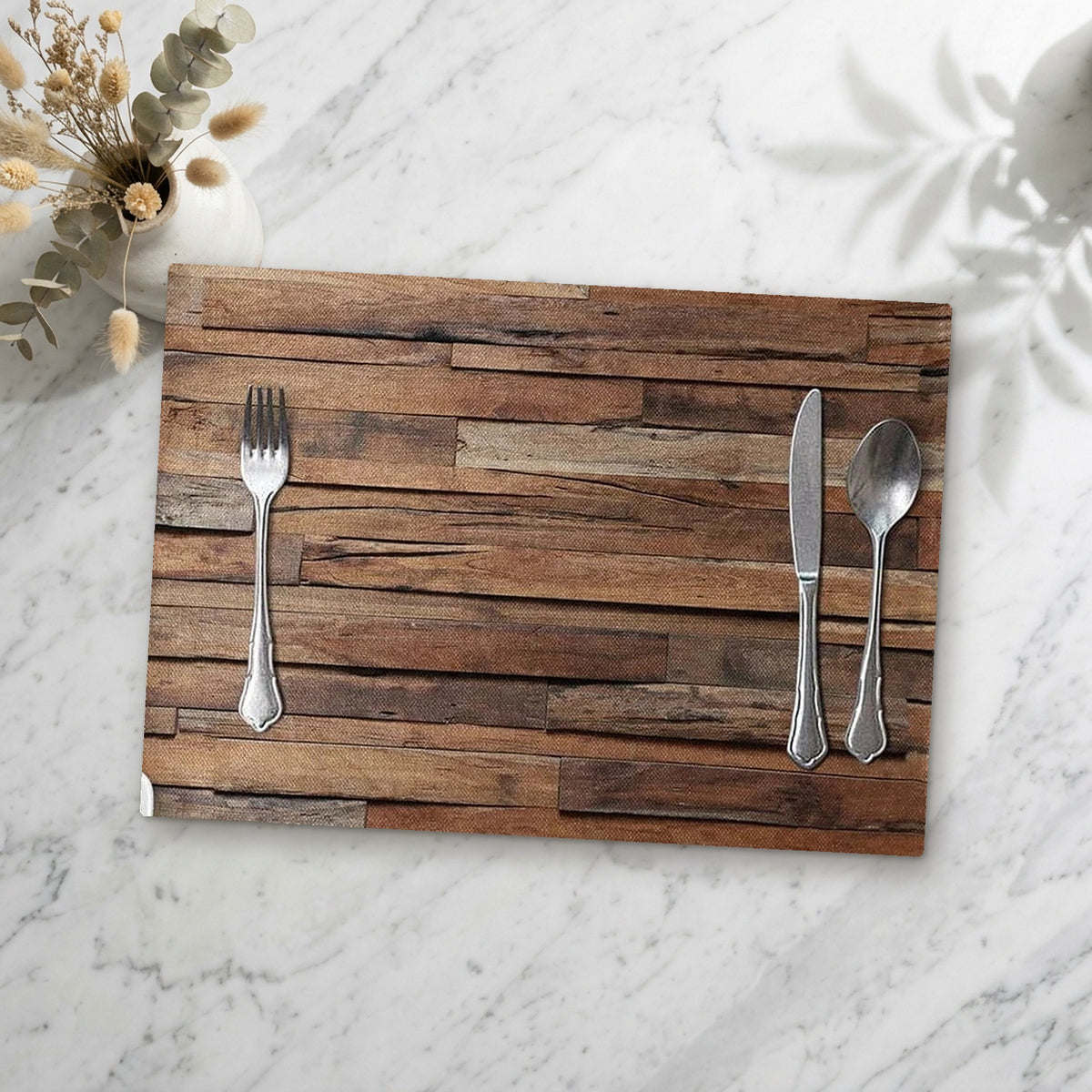 Set de table bois posé sur une table en marbre
