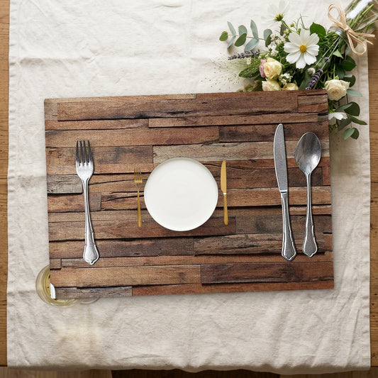 Set de table bois avec assiette sur une nappe en lin