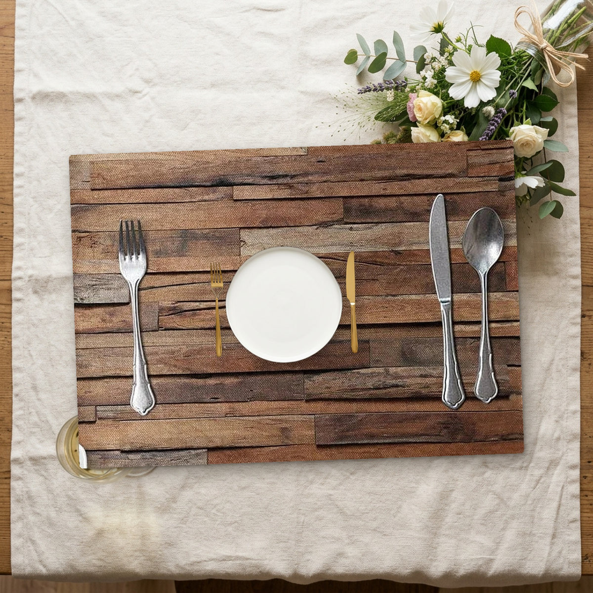 Set de table bois avec assiette sur une nappe en lin