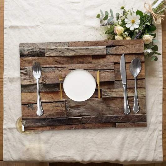 Set de table couleur bois avec assiette sur une nappe en lin