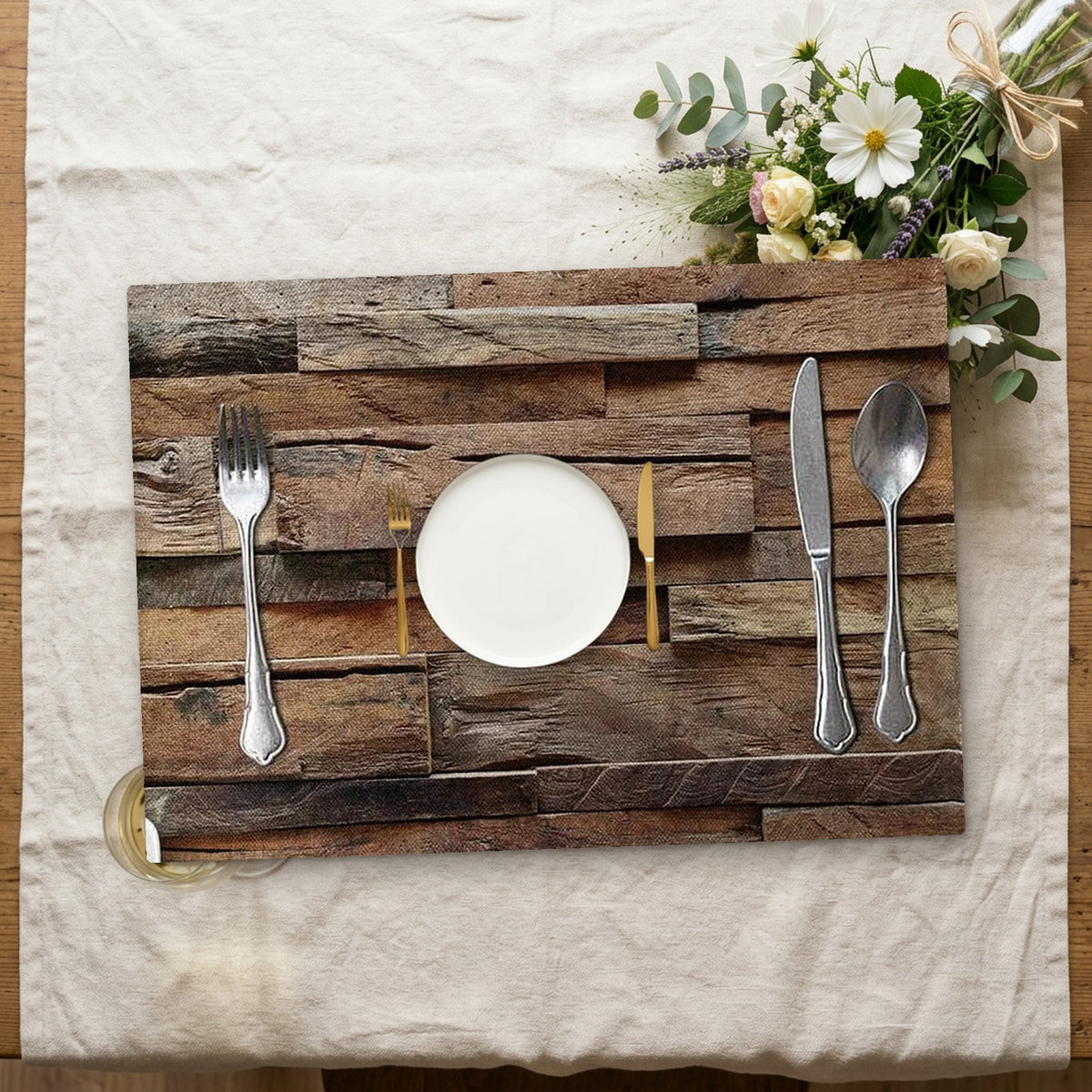 Set de table couleur bois avec assiette sur une nappe en lin