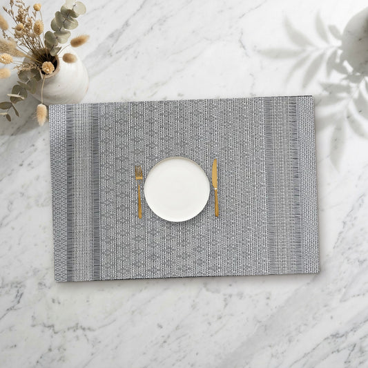 Set de table design plastique avec assiette sur une table en marbre