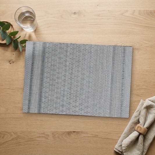 Set de table design plastique sur une table en bois