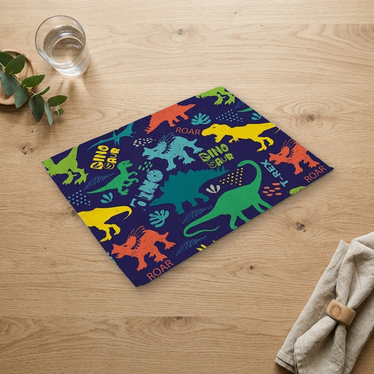 Set de table dessin enfant sur une table en bois