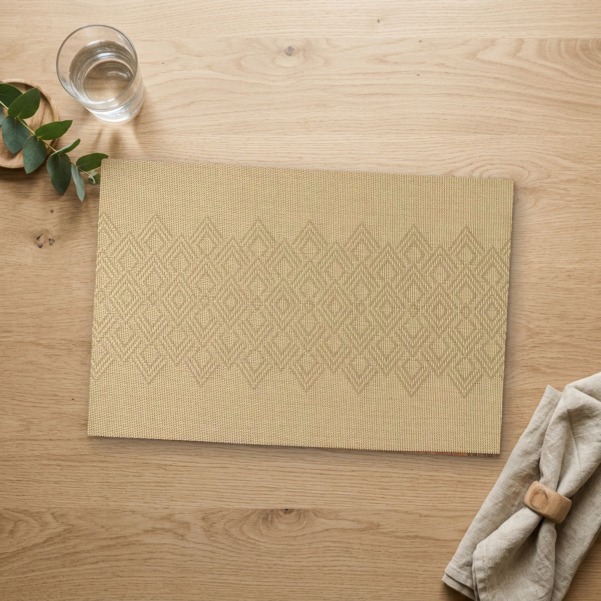 Set de table doré Noël sur une table en bois