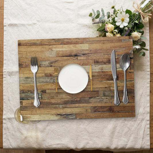Set de table effet bois avec assiette sur une nappe en lin